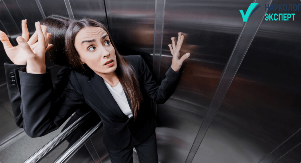 девушка паникует в лифте